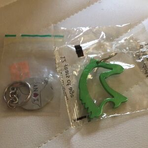 💛 Two keychains one horse-head, and one w Statue of Liberty that says I ❤️NY